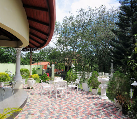 sri lanka uneven garden paving color